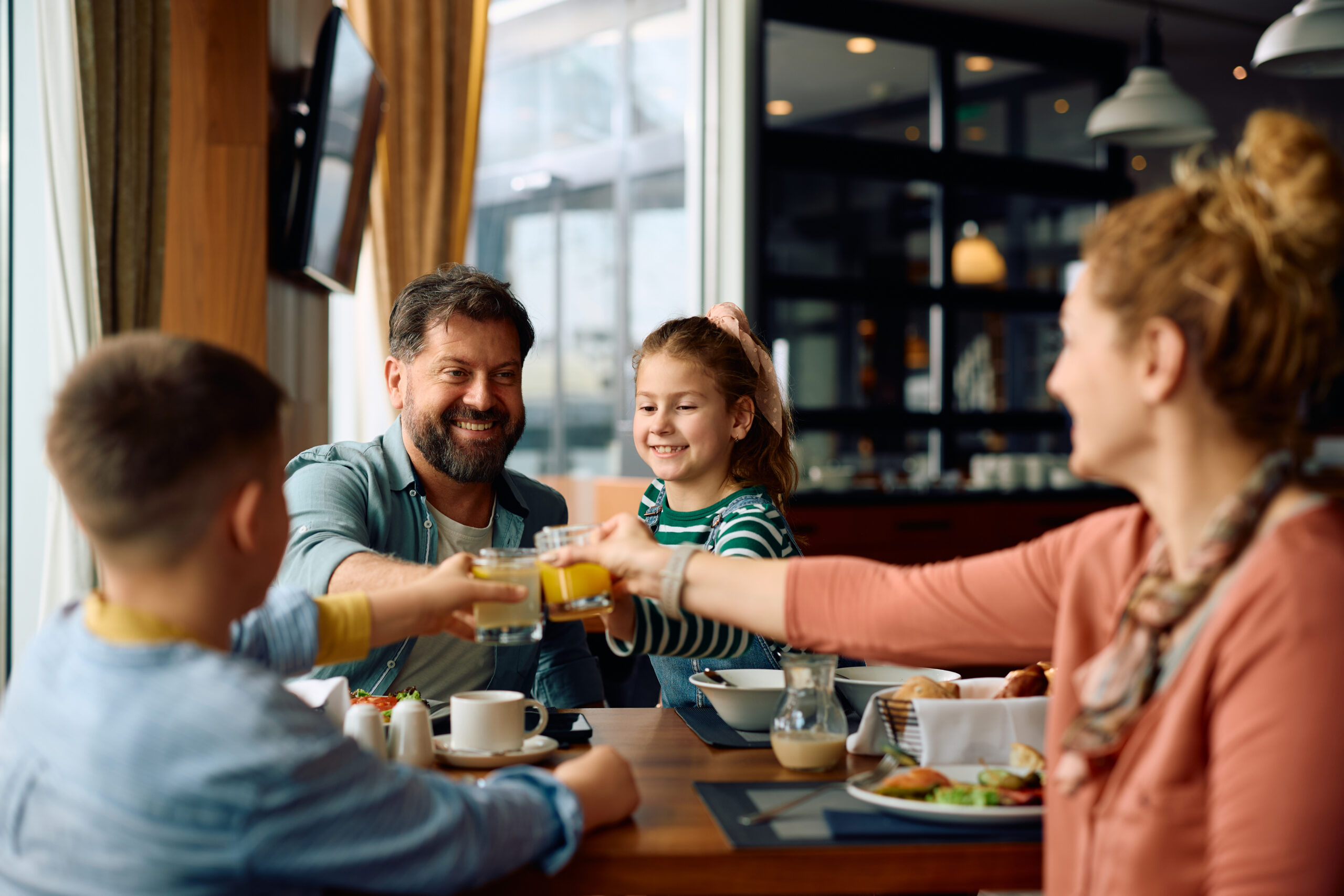 Familia compartiendo una comida en un restaurante