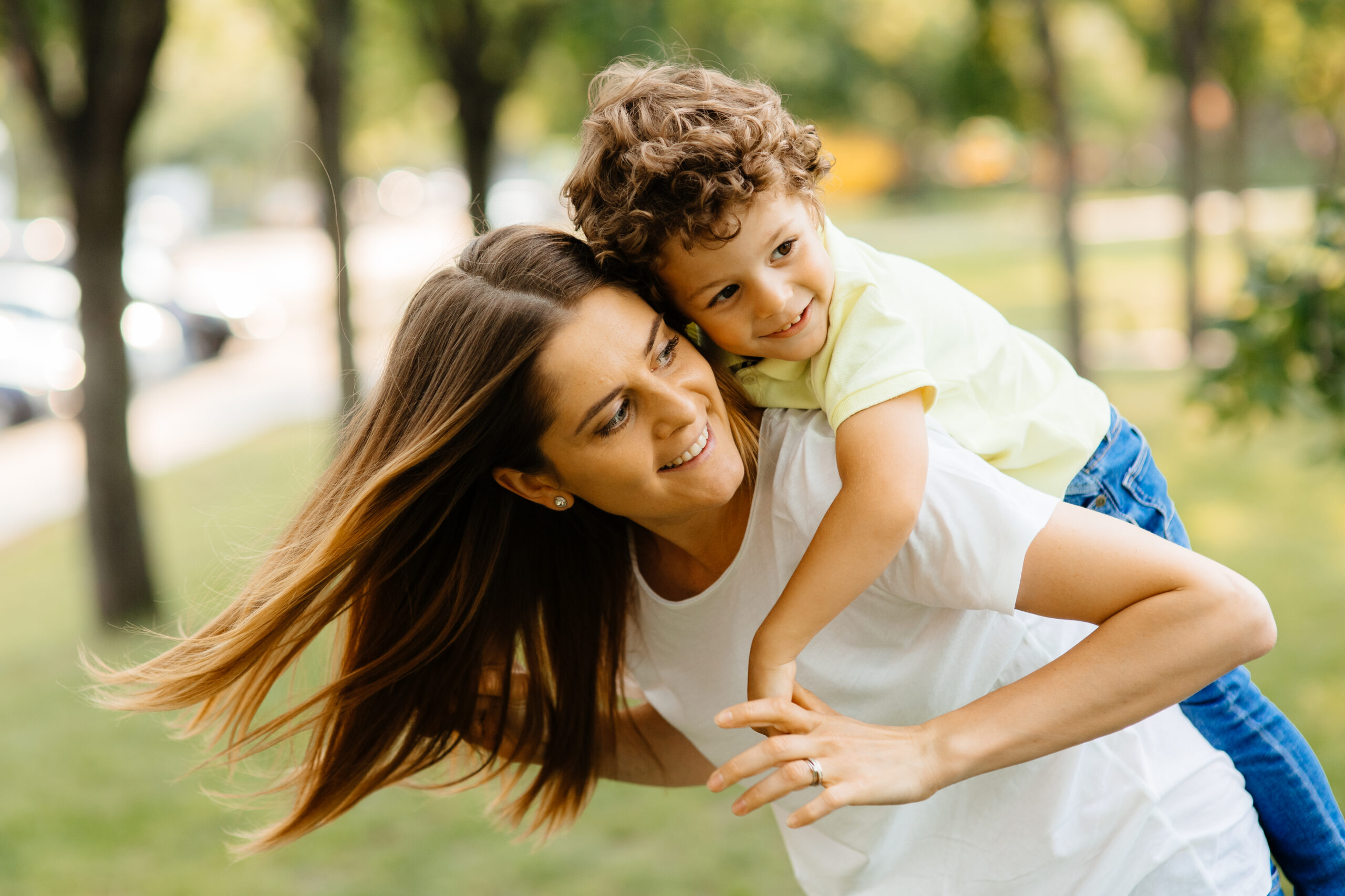 Mamá y niño compartiendo durante un día en el parque